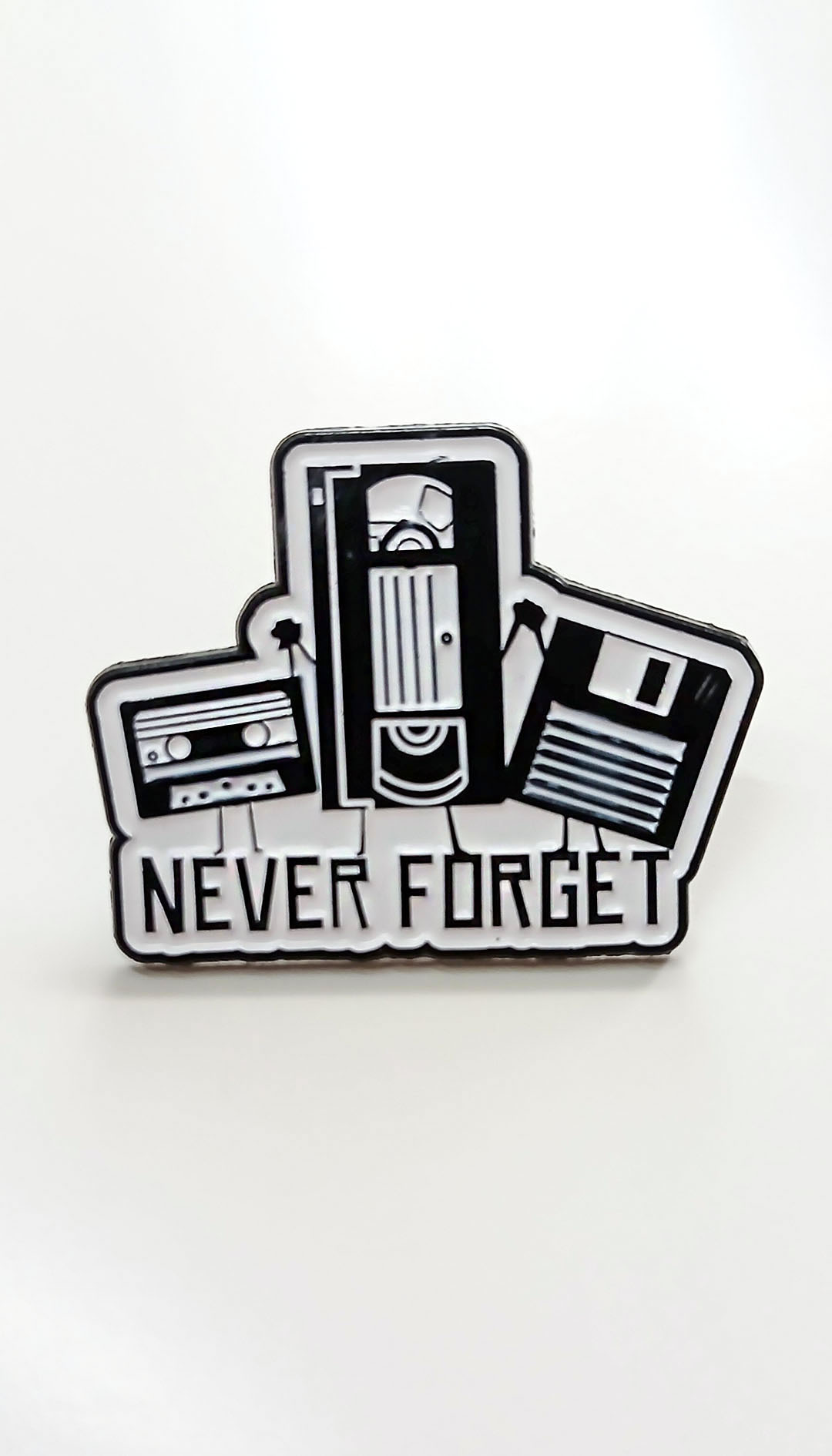 Пин брош „Never forget“