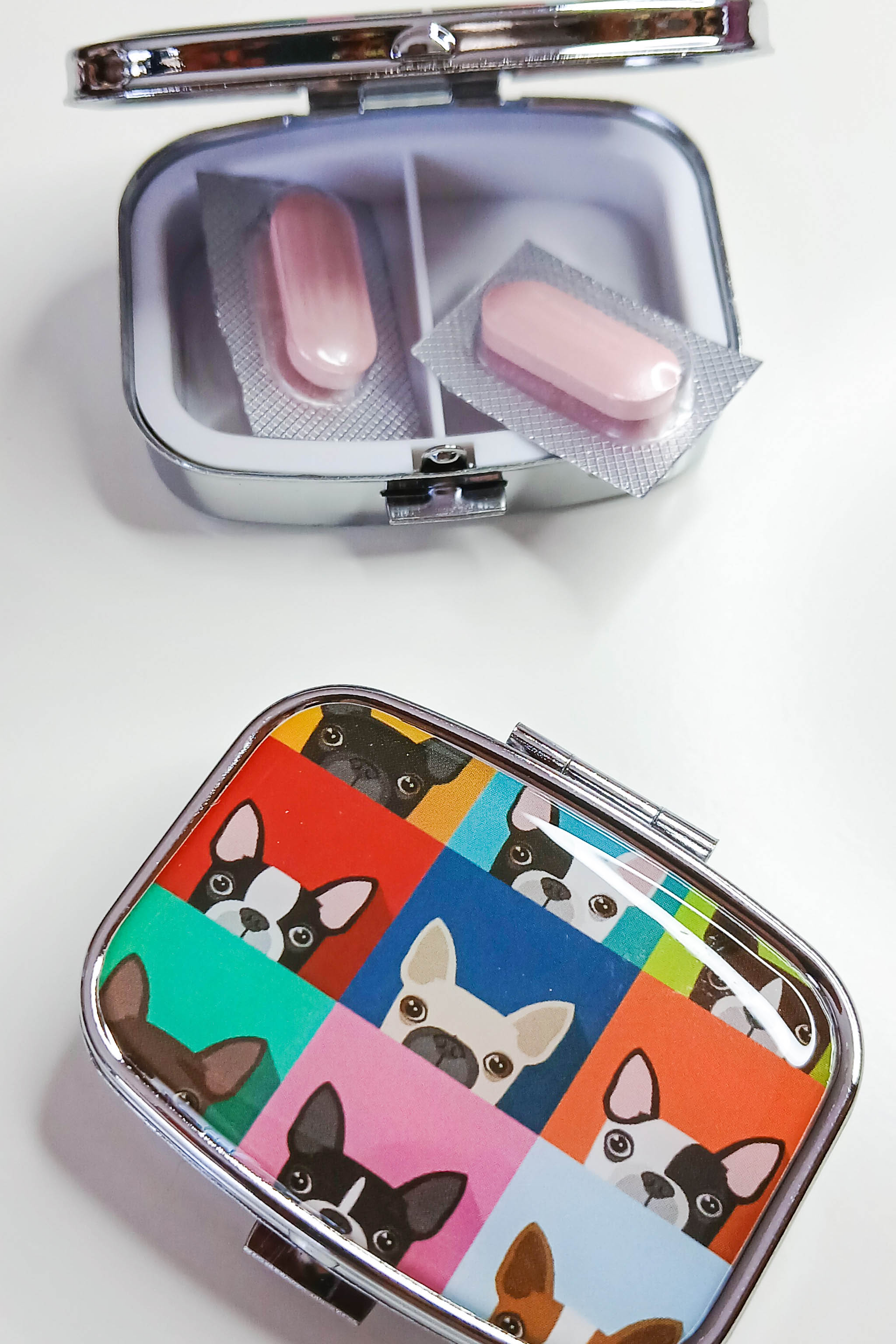 Кутија за апчиња со принт кучиња